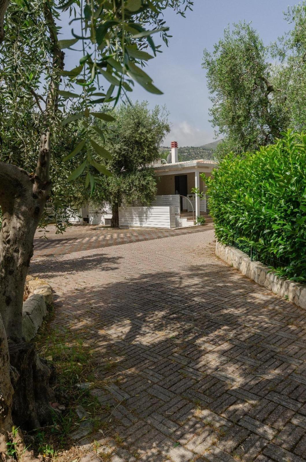 Le Case Di Chri Mattinata Exterior foto
